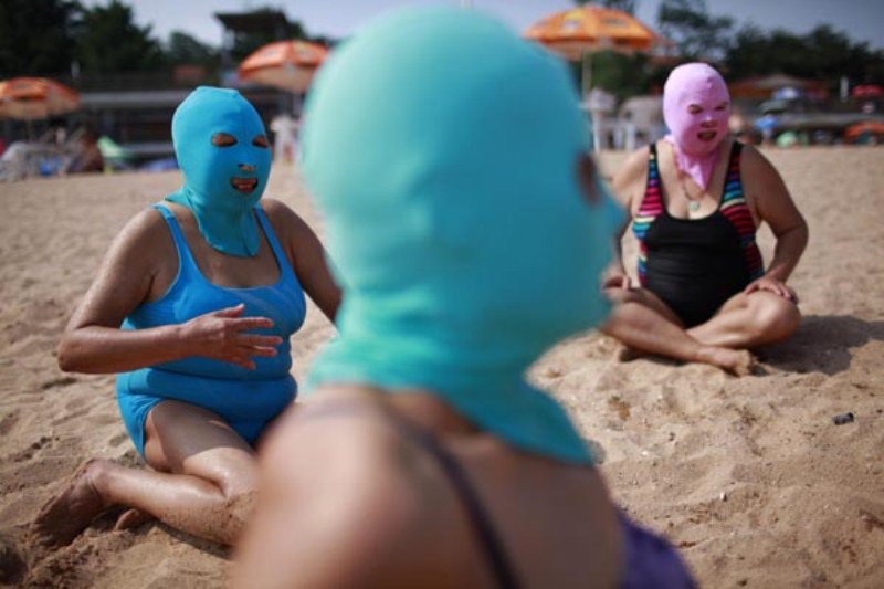 Guess_why_these_women_are_wearing_masksbr_br_a_name0a_pp__2