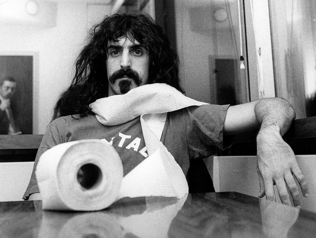Frank Zappa (27), leader der "The Mothers of Invention", einer Rock-Gruppe, die wegen ihrer drastischen Kritik an amerikanischer Politik auf dem Index der US-Sender stehen, besucht Hamburg am Wochenende mit seiner Gruppe zu einem zweistuendigen "shock -in" (AP-Photo/ESH) 5.1.1968