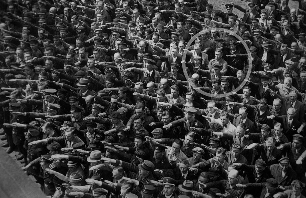 1024px-August-Landmesser-Almanya-1936