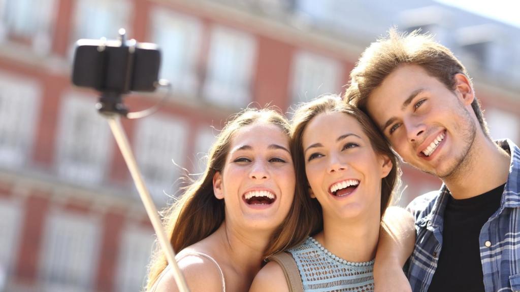 millennials-taking-selfie-e1442002170319[1]