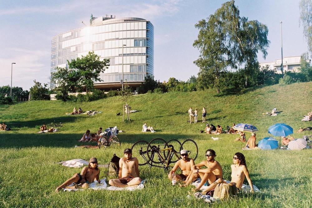 nudisticko-suncanje-u-parkovima-berlina-999-1469787097