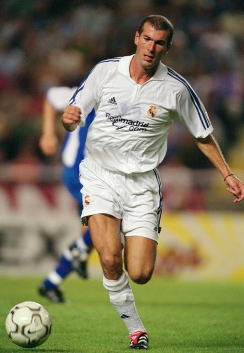 11 Aug 2001:  Zinedine Zidane of Real Madrid runs with the ball during the Teresa Herrera tournament match against Deportivo La Coruna played at the Estadio Riazor, in La Coruna, Spain.  Mandatory Credit: Shaun Botterill /Allsport