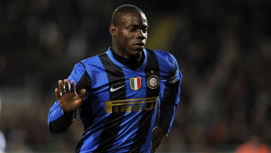 TURIN, ITALY - APRIL 18: Mario Balotelli of Inter celebrates scoring during the Serie A match between Juventus and Inter at the Stadio Olimpico on April 18, 2009 in Turin, Italy. (Photo by New Press/Getty Images)