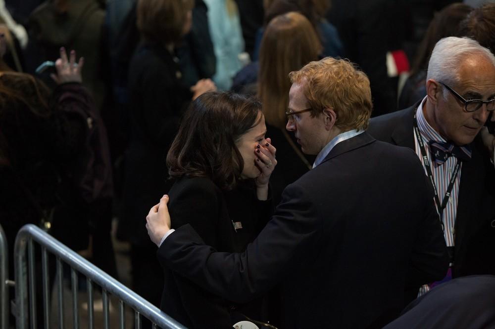 photos-of-grief-and-pain-from-clintons-election-night-event-751-1478700913-size_1000[1]