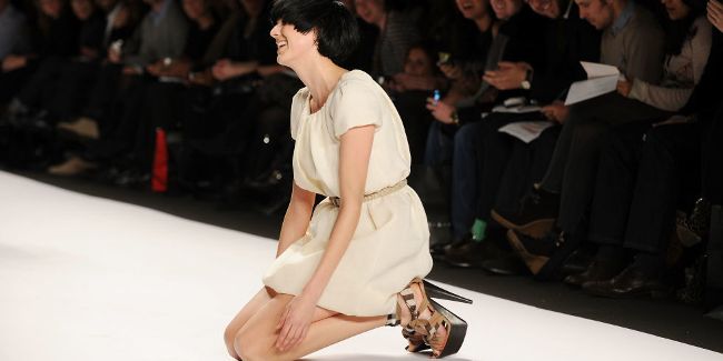 Погледнете ги најсмешните падови на модните писти