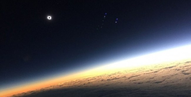 Патниците во овој авион најдобро го видоа затемнувањето на Сонцето