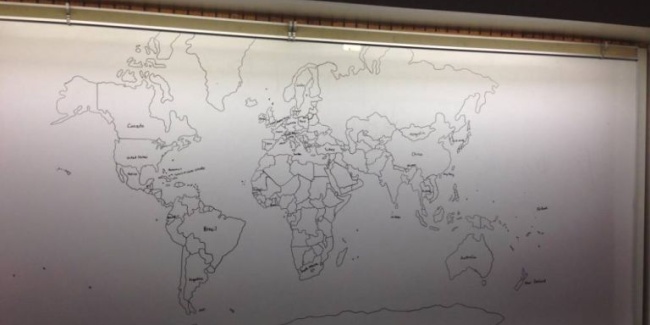 Mомче со аутизам нацрта детална мапа на светот