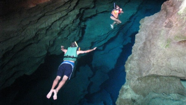 Ова уникатно пештерско езерце е толку бистро што е невидливо