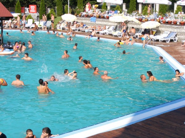 Swimming-Pool-People_72926-1024x7681-600x450