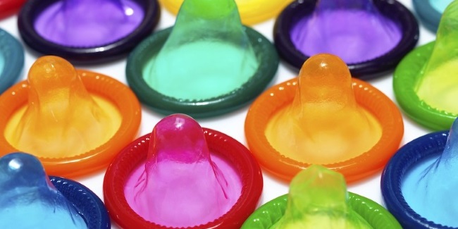 Измислени кондоми кои ја менуваат бојата при допир со инфекција