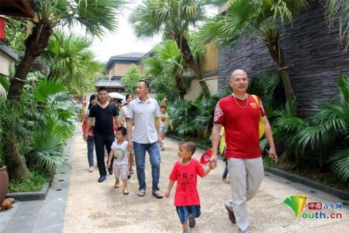 Кинезите ги носат своите деца на излети во луксузни вили за да ги мотивираат да бидат богати