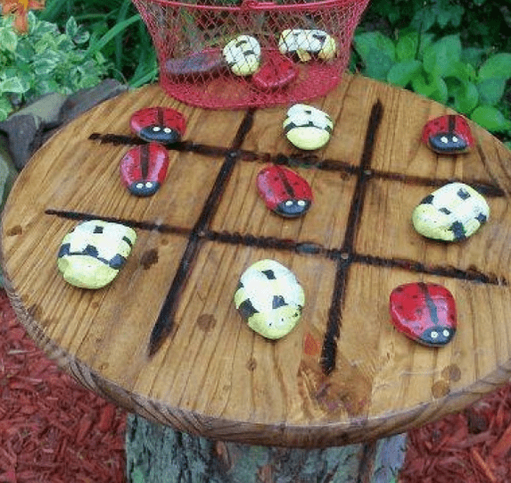 Икс - точка на маса, со камени бубамари и оси
