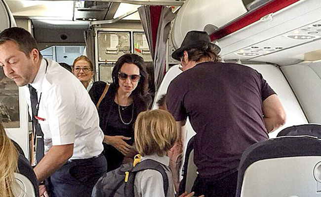 Анџелина Џоли и Бред Пит наместо во луксузната прва класа, со нивните шест деца летаа во економична класа