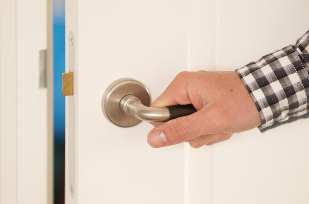 Видео: Како да отворите врата без клуч