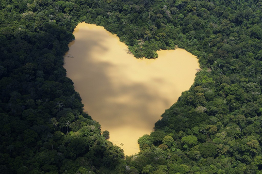 heart_shaped_lake_amazon_river_basin_brazil