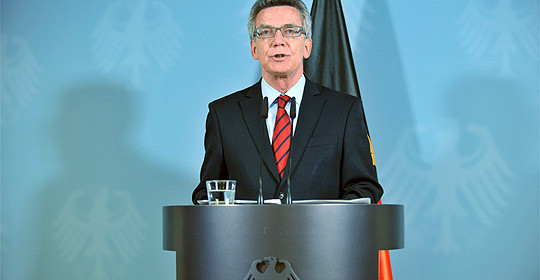 epa04396857 German Interior Minister Thomas de Maiziere discusses the ban on the jihadist group Islamic State (IS) in Germany with journalists in Berlin, Germany, 12 September 2014.  EPA/PAUL ZINKEN