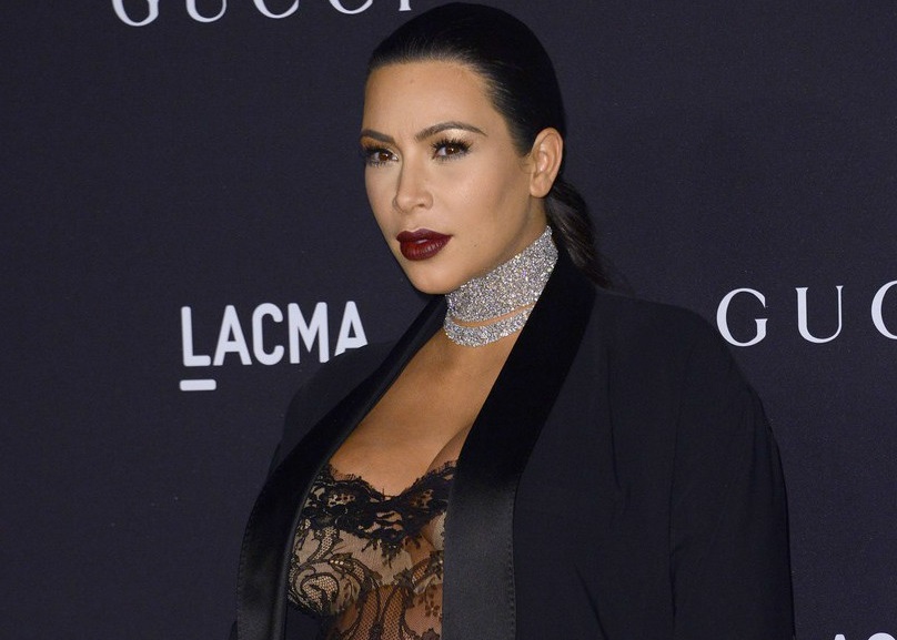 Ким невкусно облечена на гала вечер во Њујорк – проѕирна чипка и труднички стомак