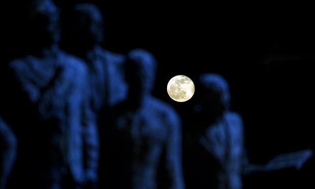 Ноќ на полна месечина над Скопје