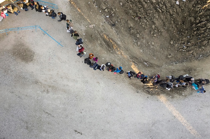 Од Грција до Германија: Бегалците фотографирани со дрон
