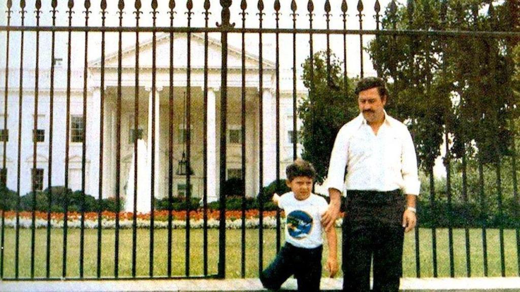 pablo-escobar-in-front-of-the-white-house-with-his-son