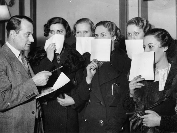 UNSPECIFIED - CIRCA 1936: Beauty contest for the most beautiful eyes of England, The competatives have to cover the rest of their faces, Photograph, England, Jan, 1st, 1936 (Photo by Imagno/Getty Images) [Wahl der sch?nsten Augen Englands: Die Teilnehmerinnen m?ssen das restliche Gesicht verdecken, England, Photographie, 10,1,1936]