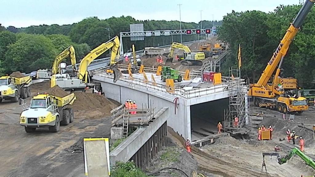 Како се гради 70-метарски тунел под автопат за само еден викенд (видео)