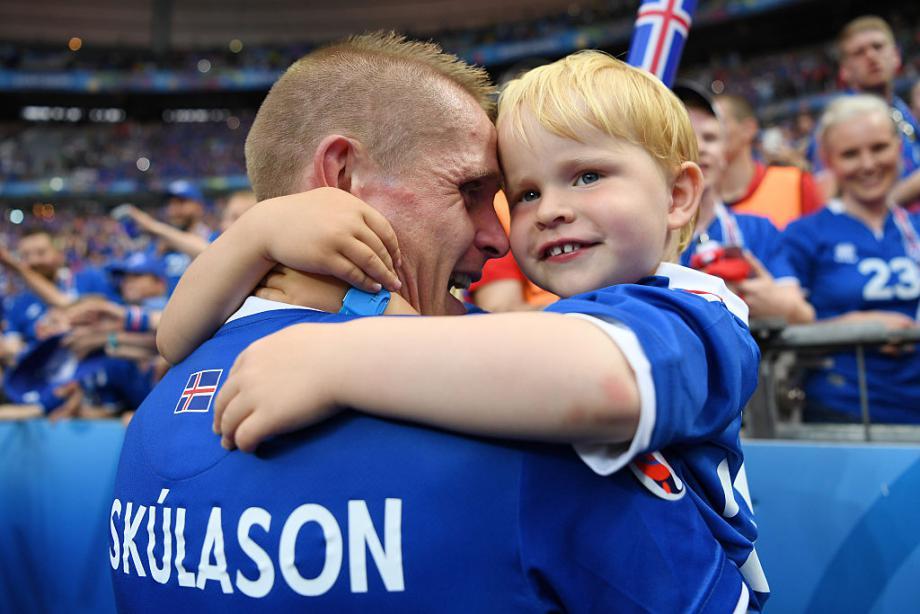 Исланѓанецот Скуласон со синот по победата против Австрија