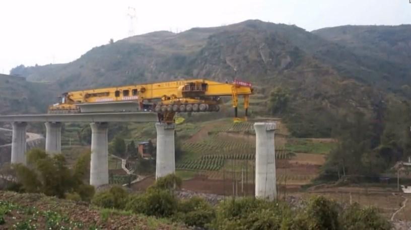 Огромната машина што гради мостови