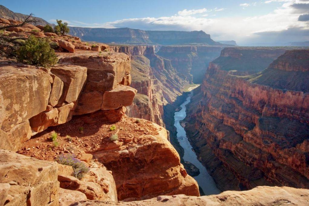 На пример, Големиот Кањон на Колорадо. Апла се гледа дека е копан од машини.