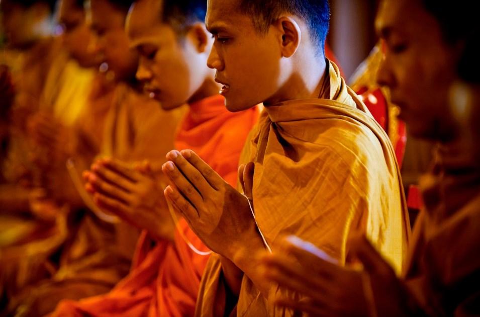Будистички монах ѝ платил на малолетна проститутка со лажни пари