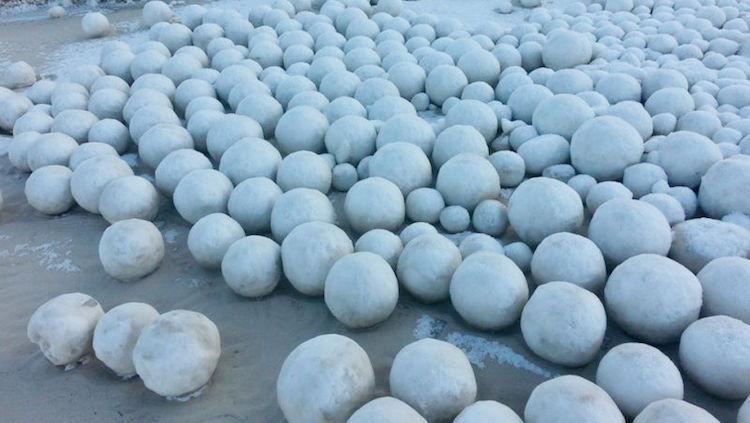 Џиновски снежни топки прекрија плажа во Сибир