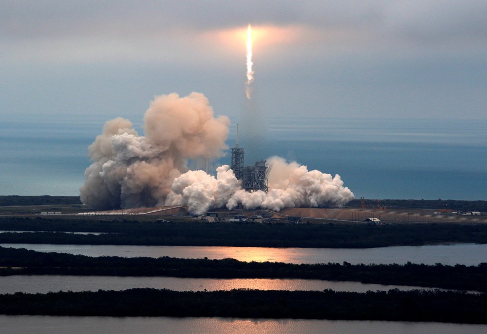 Историски успех на SpaceX: Лансирана првата „половна“ вселенска ракета (видео)