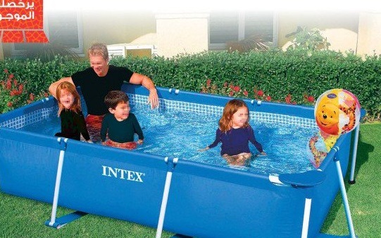 Саудиска реклама за монтажен базен. Не ви е малце чудна?