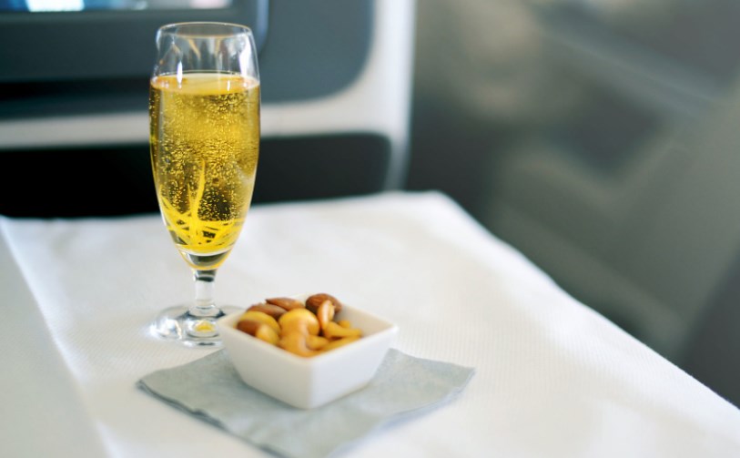 Тужел авиокомпанија зашто му послужиле пенливо вино наместо шампањско