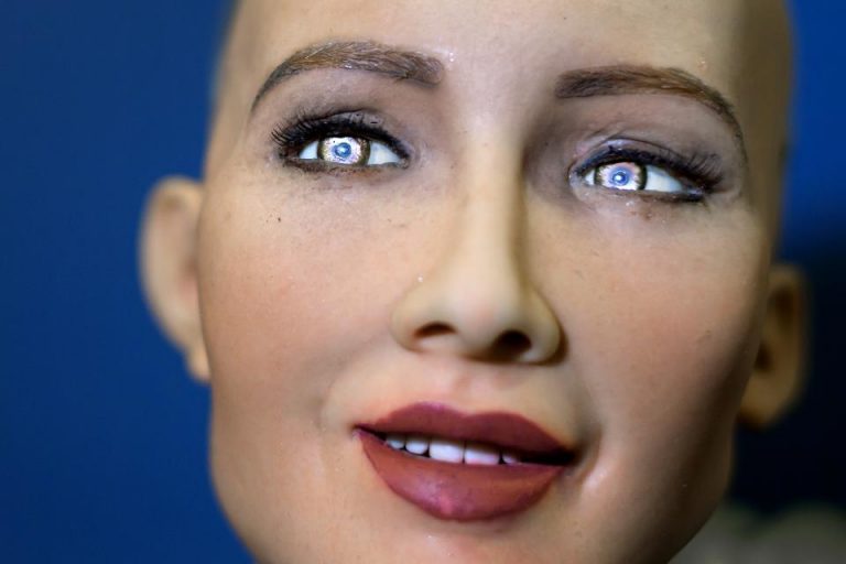 Роботот Софија собира пари за да направи „глобален мозок“