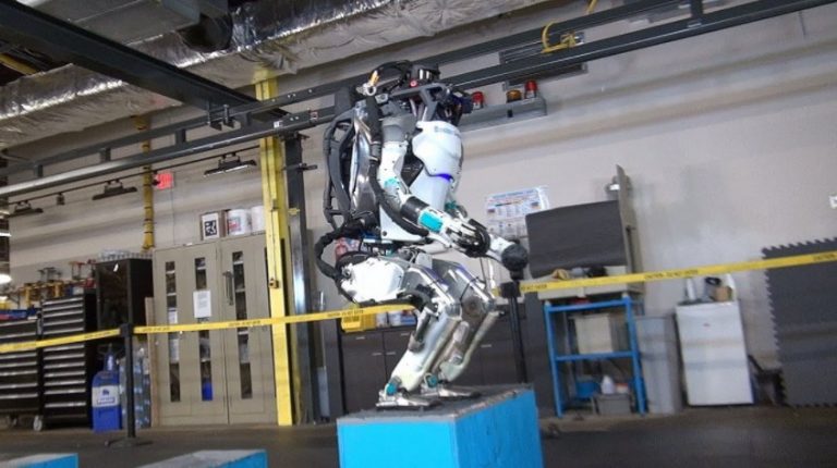 Роботот на Boston Dynamics сега може да прави и салто наназад