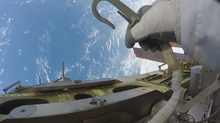 (ВИДЕО) Астронаут на МВС ја сними Земјата за време на вселенска „прошетка“