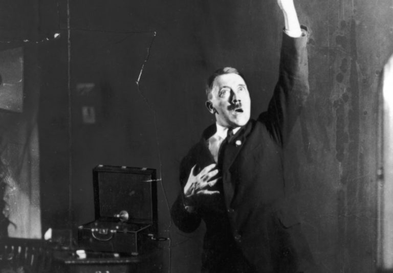 Фотографии од пробите на Хитлер пред огледало