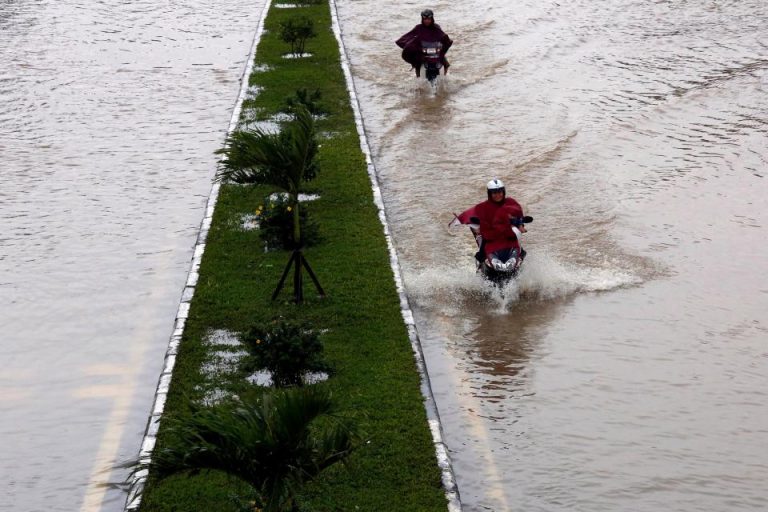 Тајфунот Демри го погоди Виетнам