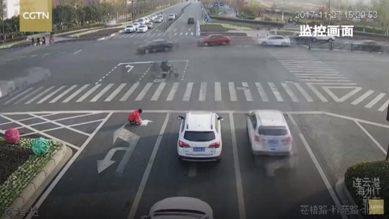 (ВИДЕО) Кинез сам си обележувал улици