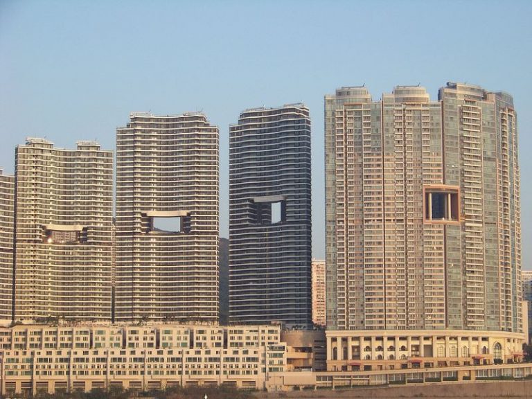 Зошто некои облакодери во Хонгконг имаат дупка на средината?