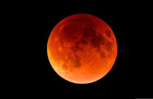 Вечерва ќе имаме шанса да го набљудуваме најдолгото затемнување на Месечината за 21-виот век!