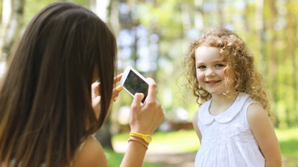 Психолозите до родителите: Не се опуштајте со фотографирање на децата