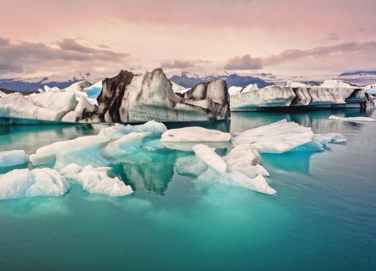 Зошто Исланд увезува мраз?