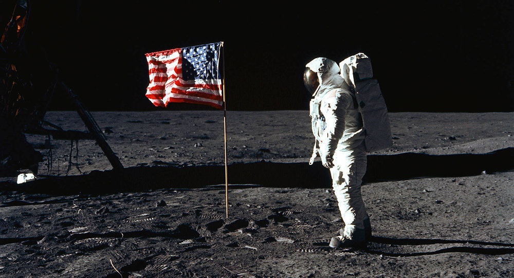 Руски научник: Еве како знаеме дека Американците слетаа на Месечината, шестпати, не еднаш!