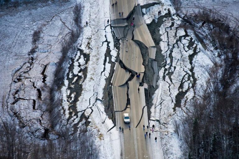 Земјотрес во Алјаска сруши пат како да е од стакло (ГАЛЕРИЈА)