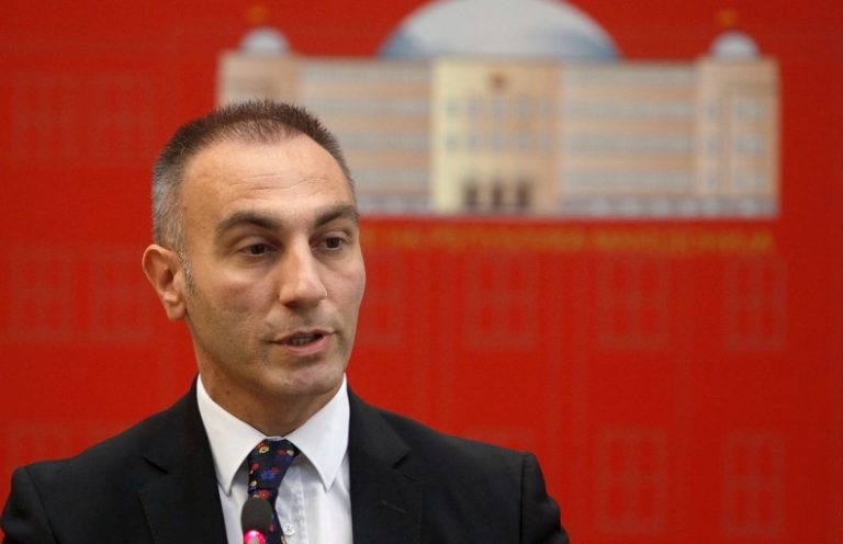 Артан Груби: ВМРО-ДПМНЕ и Иванов први да си пишат табли на албански