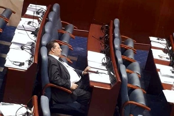 Амди Бајрам пак заспа во Собрание (ФОТО)
