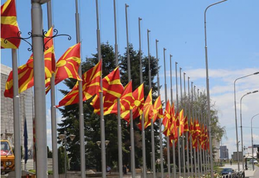 Денови на жалост, знамињата пред Владата на пола копје