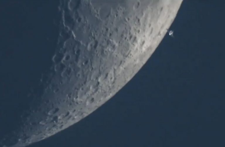 Астроном аматер ја снимил Меѓународната вселенска станица додека минува пред Месечината (ВИДЕО